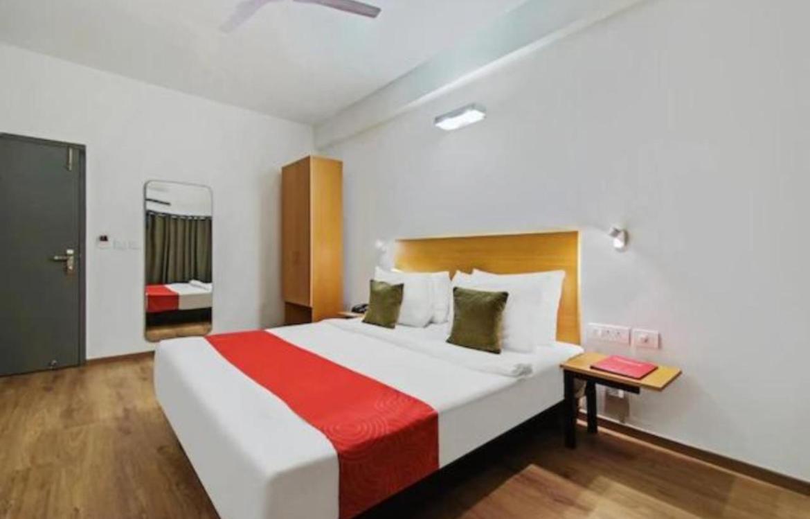 Hotel Solitaire Tower - Top Rated Area- In House Parking Vrindāvan エクステリア 写真
